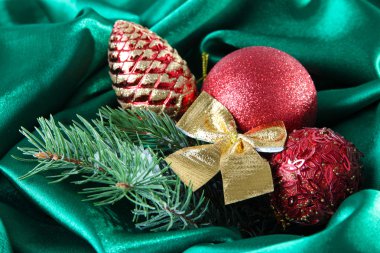 Yeşil saten kumaş üzerinde güzel bir Noel dekor