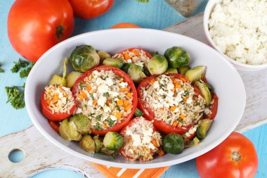 ahşap masa yakın çekim ıslak zeminde dolması domates