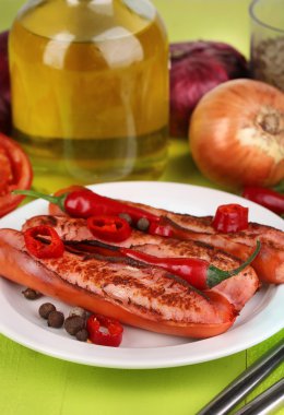 ahşap masa yakın çekim bir tabakta sebze ile lezzetli sosis