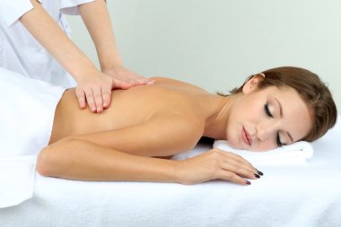 Masaj masasındaki genç kadın.