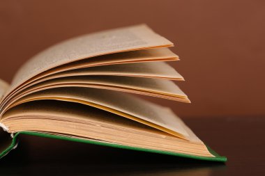 ahşap masa renk arka plan üzerinde kitap açıldı