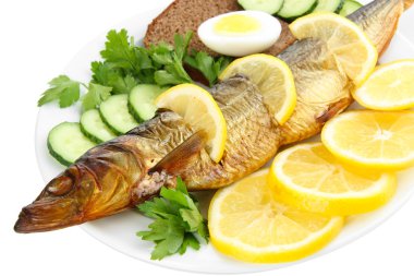 Füme Balık plaka üzerinde beyaz izole