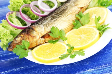 Füme Balık plaka üzerinde kapat