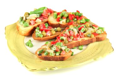 sandviç sebze ve yeşillik üzerinde beyaz izole plaka üzerinde