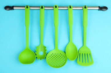 Plastik mutfak eşyaları üzerinde mavi arka plan üzerinde gümüş kanca