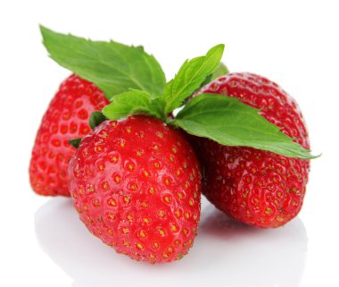 tatlı olgun çilek beyaz izole