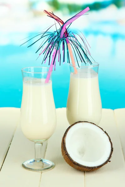 Drink Pina colada w kieliszki koktajlowe, na jasnym tle — Zdjęcie stockowe