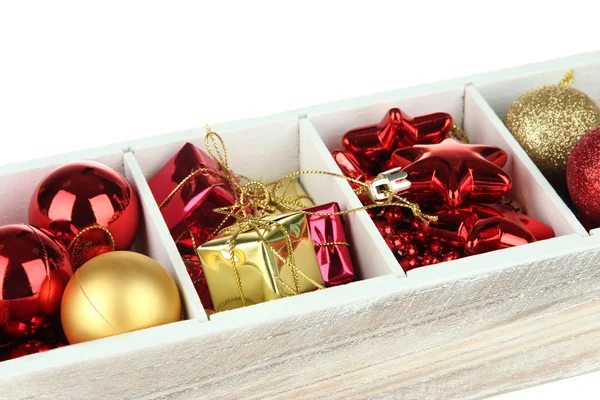 Caja de madera llena de decoraciones navideñas, aislada en blanco — Foto de Stock