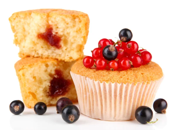 Smakelijke muffins met bessen geïsoleerd op wit — Stockfoto