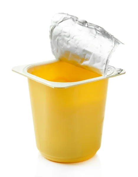 Yogourt savoureux dans une tasse en plastique ouverte isolé sur blanc — Photo