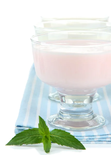 Delizioso yogurt isolato su bianco — Foto Stock