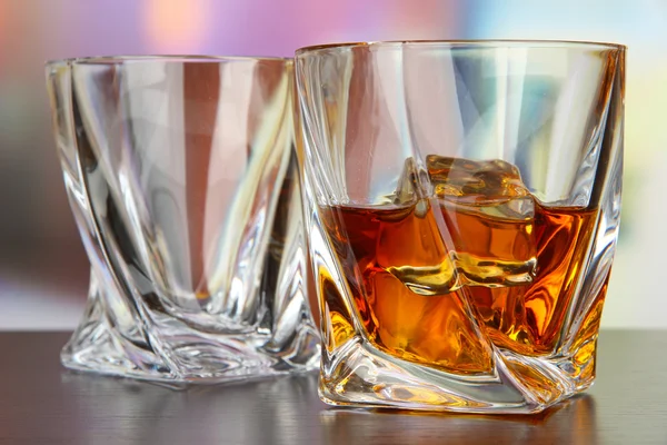 威士忌，在明亮的背景上的眼镜 — 图库照片