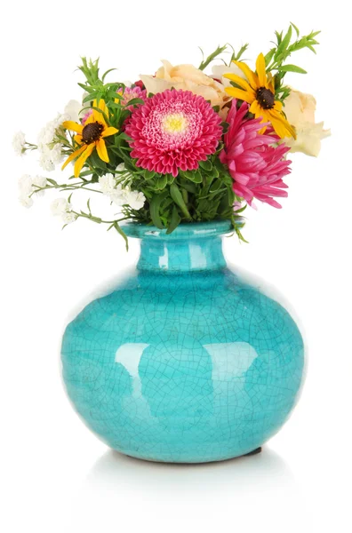 Hermoso ramo de flores brillantes en jarrón de color, aislado en blanco — Foto de Stock