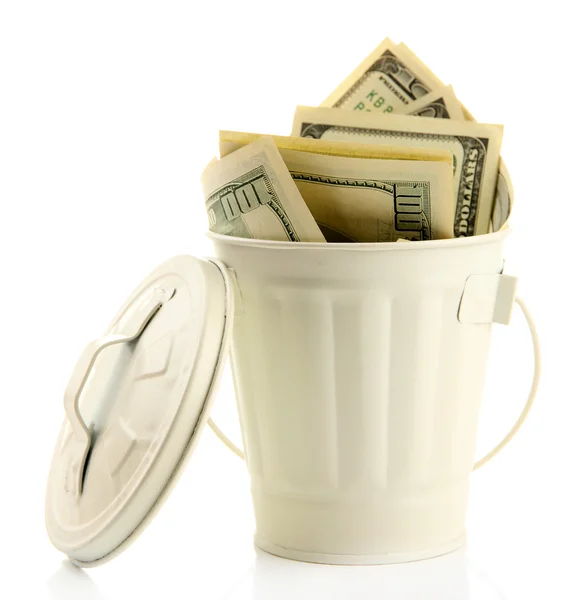 Pengar i papperskorgen kan, isolerade på vit — Stockfoto