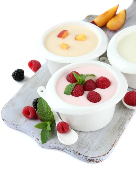 Delicioso yogur con frutas y bayas aisladas en blanco —  Fotos de Stock