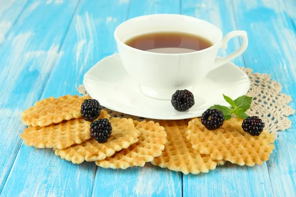Cup of tea with cookies and blackberry on table close-up — Stock Photo, Image