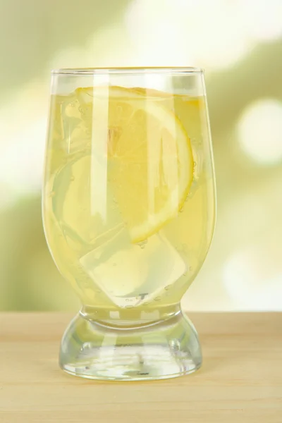 Deliciosa limonada sobre mesa sobre fondo claro — Foto de Stock