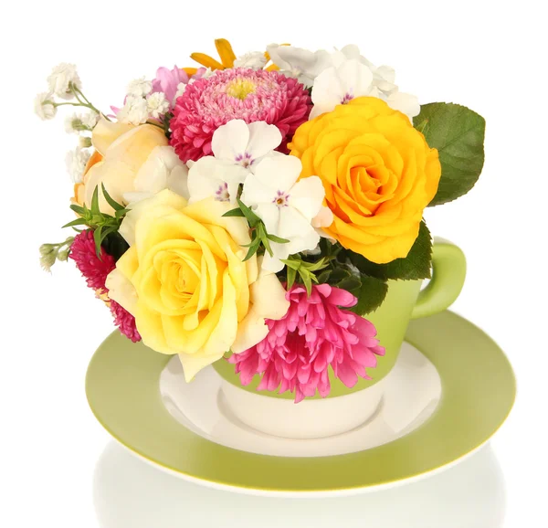 Букет ярких цветов в цветной кружке, изолированный на белом — стоковое фото