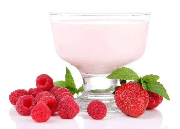 Heerlijke yoghurt met bessen geïsoleerd op wit — Stockfoto