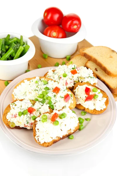 Sanduíches com queijo cottage e verduras em prato isolado em branco — Fotografia de Stock