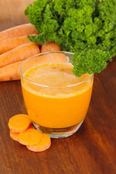 Succo di carota fresco sul tavolo primo piano — Foto Stock