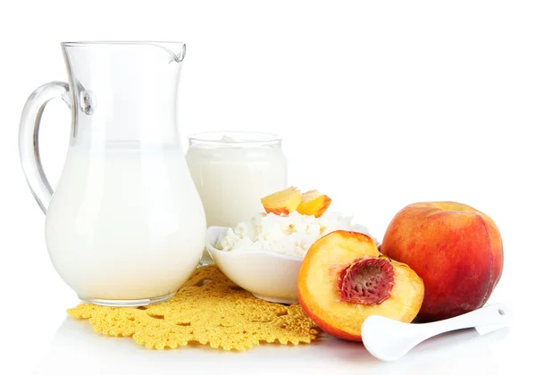 Frische Milchprodukte mit Pfirsichen isoliert auf weiß — Stockfoto