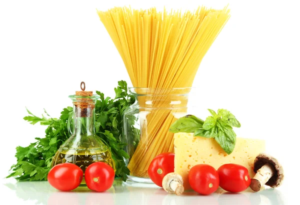 Pasta spaghetti med grönsaker isolerad på vit — Stockfoto