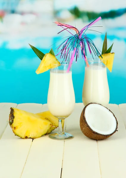 Pina colada bere in bicchieri da cocktail, su sfondo luminoso — Foto Stock