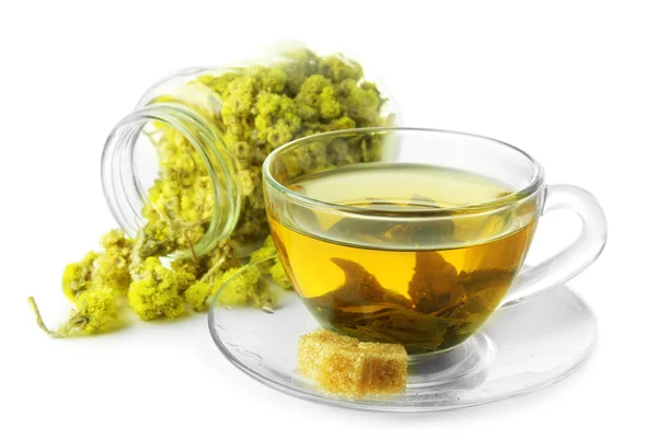 Transparentní šálku bylinného čaje s bylinkovým izolovaných na bílém — Stock fotografie