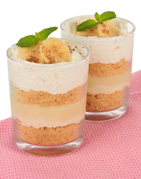 Delicioso postre con plátano y caramelo sobre mesa sobre fondo blanco — Foto de Stock