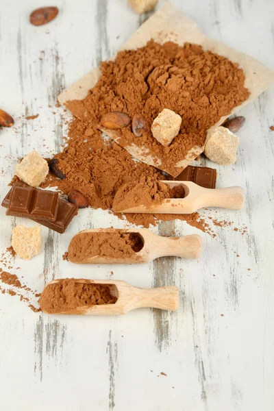 Cacao en polvo sobre mesa de madera — Foto de Stock