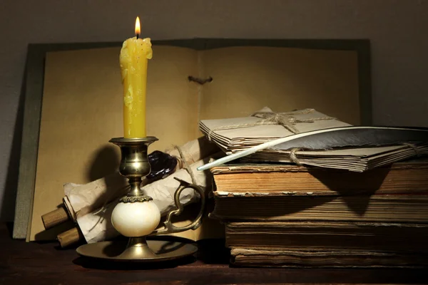 Oude kaars op tafel op kamer — Stockfoto