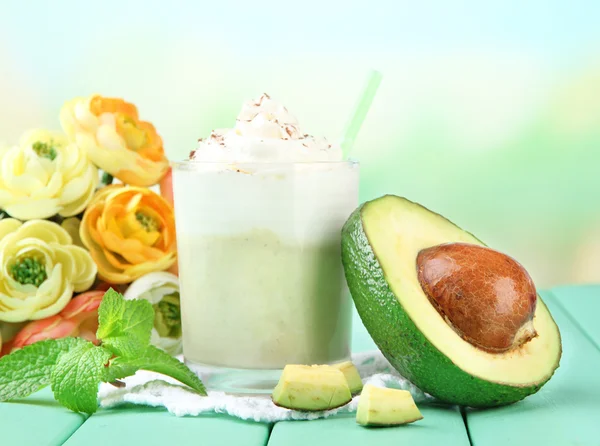 Frischer Avocado-Smoothie auf hellem Hintergrund — Stockfoto