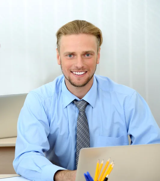 Homme au bureau sur le lieu de travail — Photo