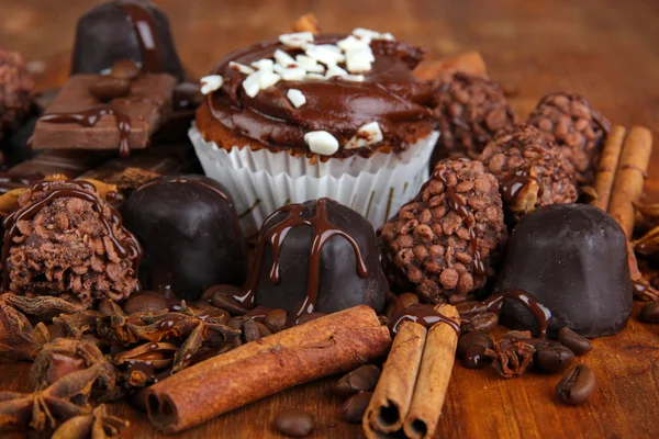 Leckere Cupcake mit verschiedenen Süßigkeiten aus nächster Nähe — Stockfoto