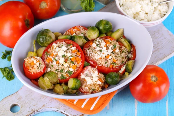 Tomates rellenos en tazón sobre mesa de madera de cerca — Foto de Stock