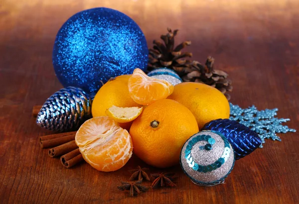 Tangerinas de Natal e brinquedos de Natal em mesa de madeira close-up — Fotografia de Stock