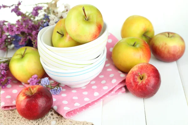 Manzanas jugosas en plato sobre mesa de madera blanca —  Fotos de Stock