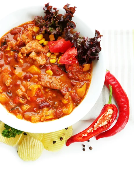 Chili Mais Carne - traditionelles mexikanisches Essen, isoliert auf weiß — Stockfoto