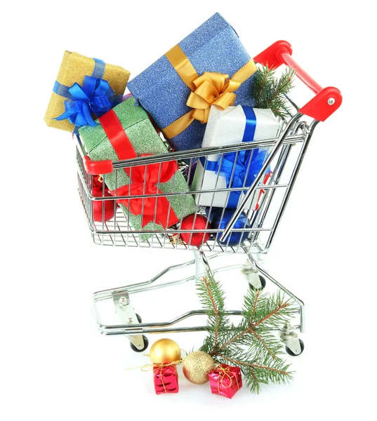 Weihnachtsgeschenke im Einkaufswagen, isoliert auf weiß — Stockfoto