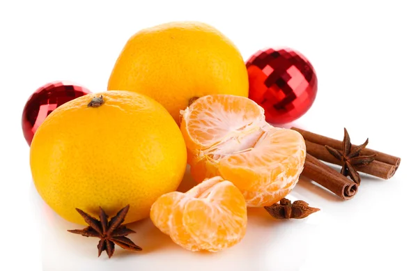 Composition de Noël aux mandarines isolées blanches — Photo