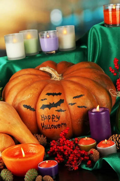 Composição de Halloween com abóboras e muitas velas close-up — Fotografia de Stock