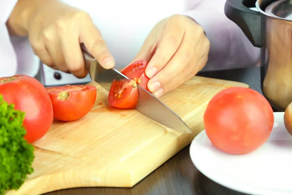 Koka händer skära tomat — Stockfoto