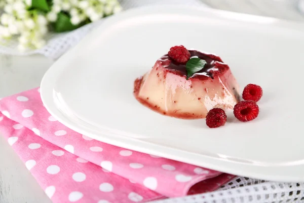 Panna cotta mit Himbeersoße, auf Holzgrund — Stockfoto