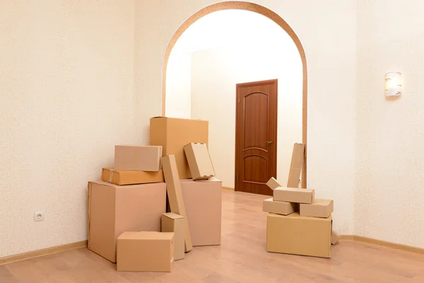 Boş oda ile yığın karton: hareketli ev concept — Stok fotoğraf