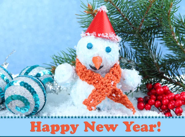 Hermoso muñeco de nieve y decoración de Navidad, sobre fondo azul — Foto de Stock