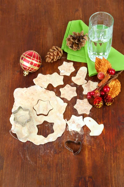 Fazer biscoitos de Natal na mesa de madeira — Fotografia de Stock
