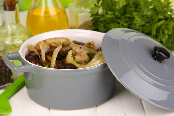 Foies de poulet frits dans une casserole sur une table en bois sur fond naturel — Photo