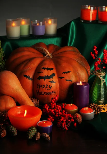 Композиция на Хэллоуин с тыквами и много свечей крупным планом — стоковое фото