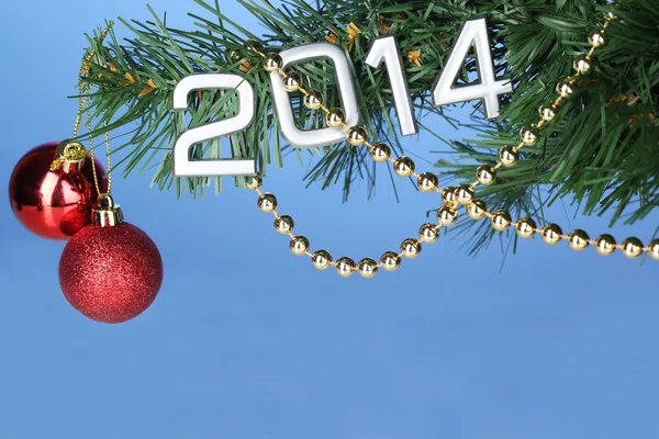 2014 accrocher sur arbre de Noël gros plan sur fond bleu — Photo